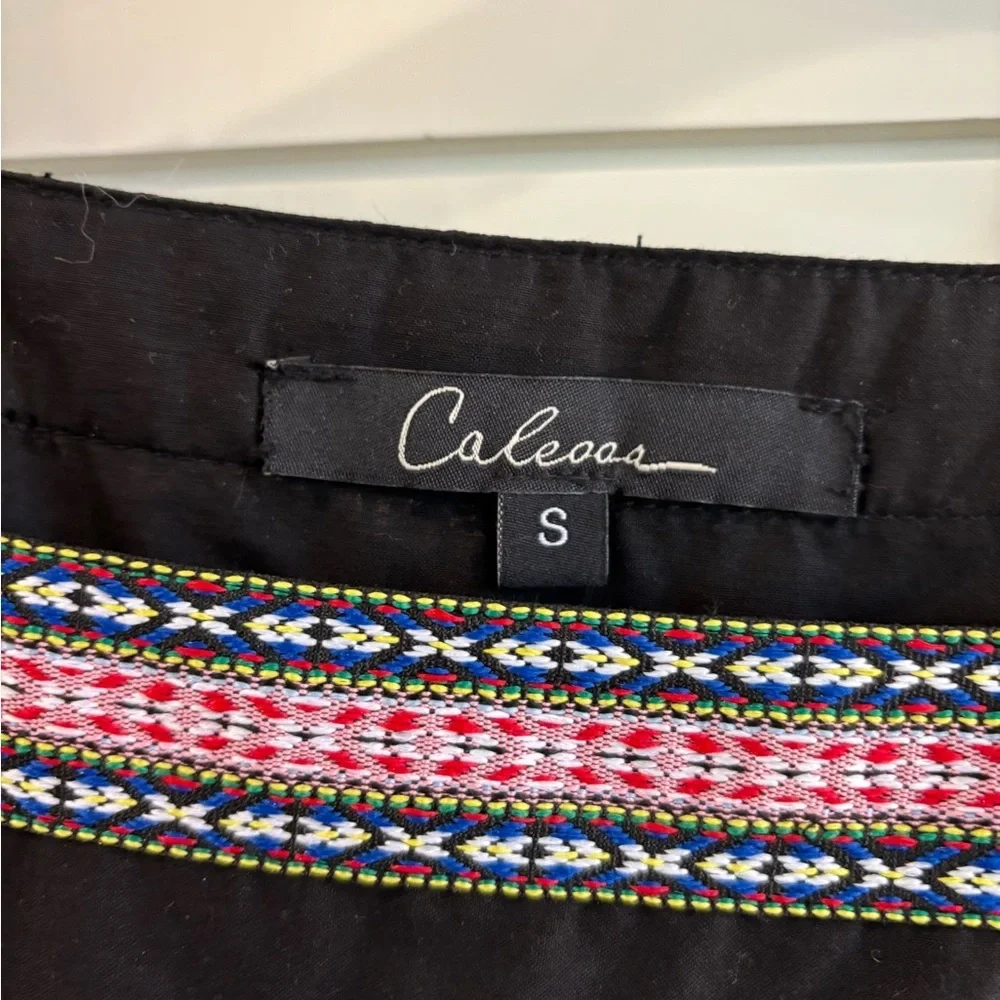 Calessa Black Floral Embroidered Blouse NWT - Picture 3 of 4